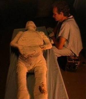 Der gyptologe Bob Brier mit seiner Mumie Mumab I (Experiment in USA 1994)
