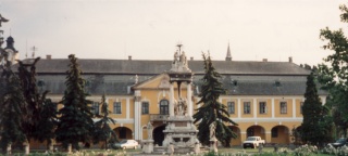 Esztergom, Rathaus mit Denkmal fr die Revolution von 1848