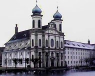 Luzern, Schweiz: Jesuitenkirche 
     (erster grosser Barock - Sakralbau der Schweiz,  1666) 
     und Ritterscher Palast 
     (Foto: ©2001 M. Jud)