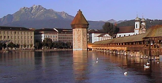 Luzern: Pilatus, Wassertum, Kapellbrücke
        (Foto: © 2001 Markus Jud)