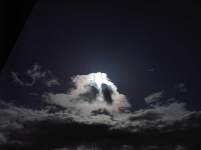 Vollmond hinter den Wolken (Foto Karl Ammann)